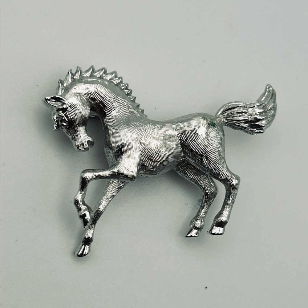 Elegant Signed Monet silver tone brooch pin equestrian rodeo race horse pony